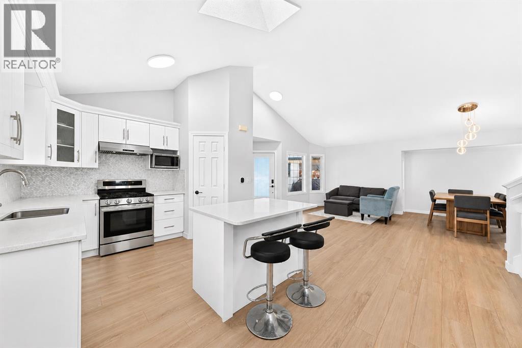 315 Appleglen Place SE, Calgary, Alberta  T2A 7V9 - Photo 5 - A2337783
