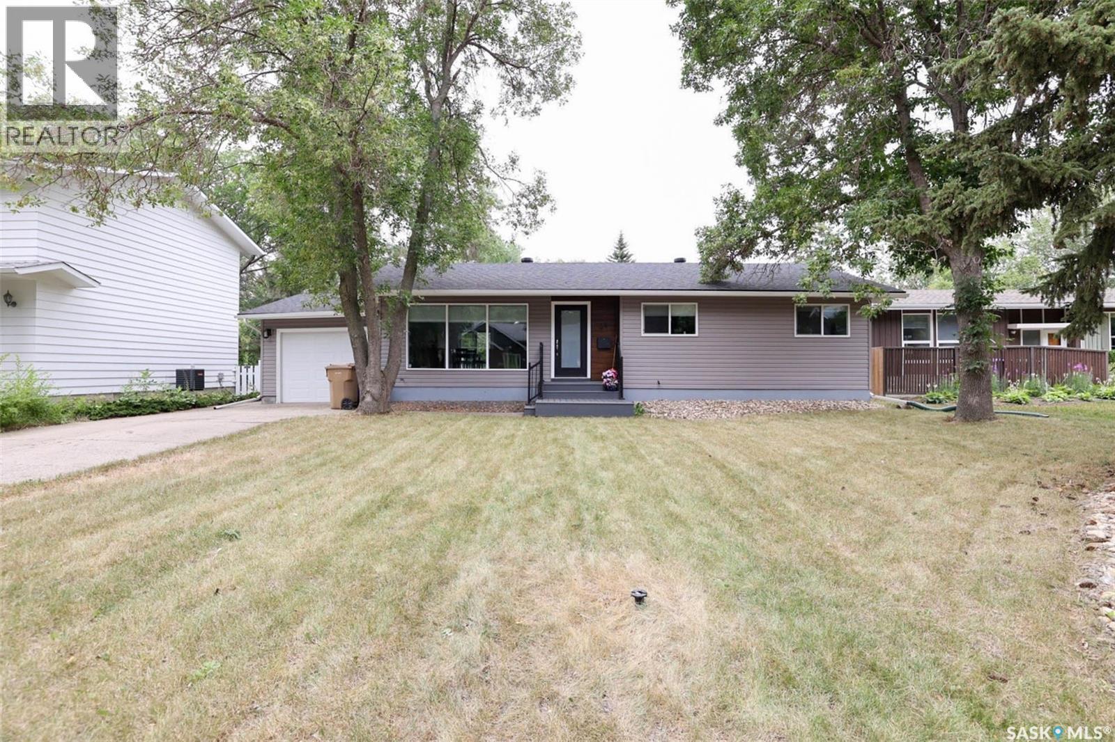 34 Elmwood Place, Regina, Saskatchewan  S4S 5M3 - Photo 2 - SK045871