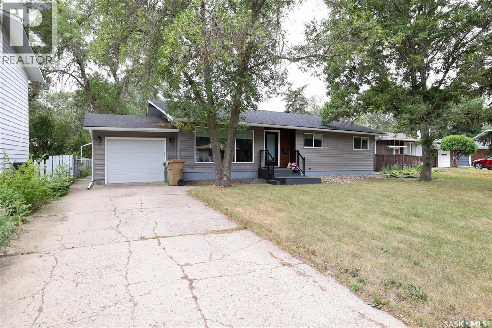 34 Elmwood Place, Regina, Saskatchewan  S4S 5M3 - Photo 3 - SK045871