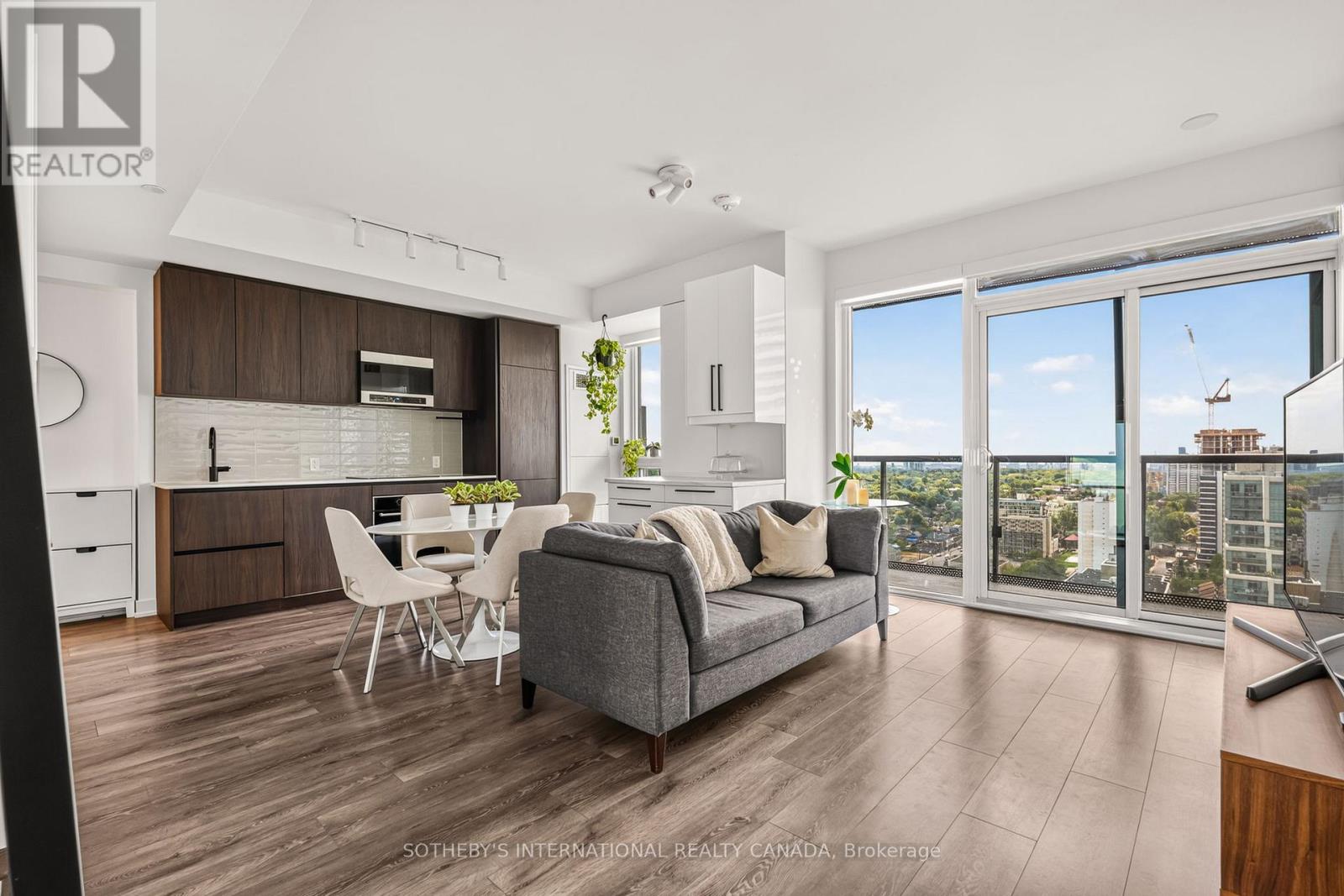 <div class="slider-price">$965,000</div><p>2302 - 127 Broadway Avenue, Toronto, Ontario</p>