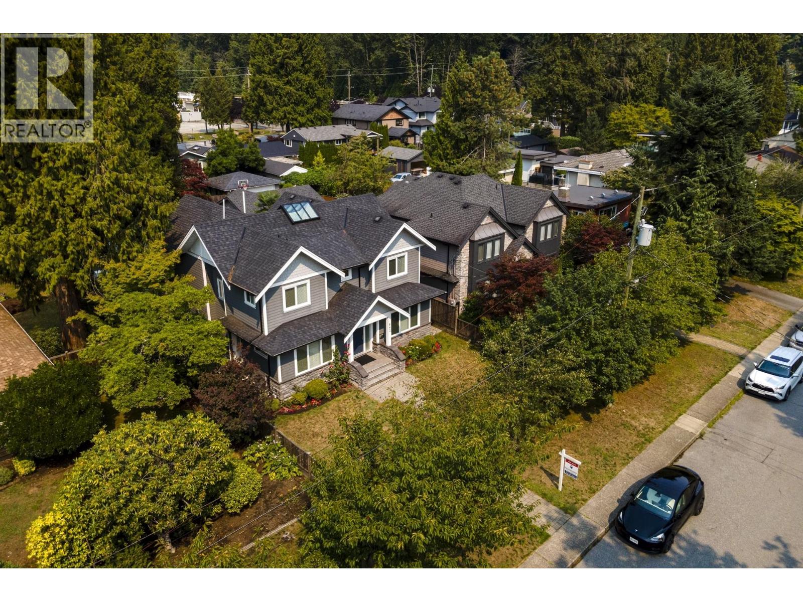 842 W 20th Street, North Vancouver, British Columbia  V7P 2B4 - Photo 2 - R3156247