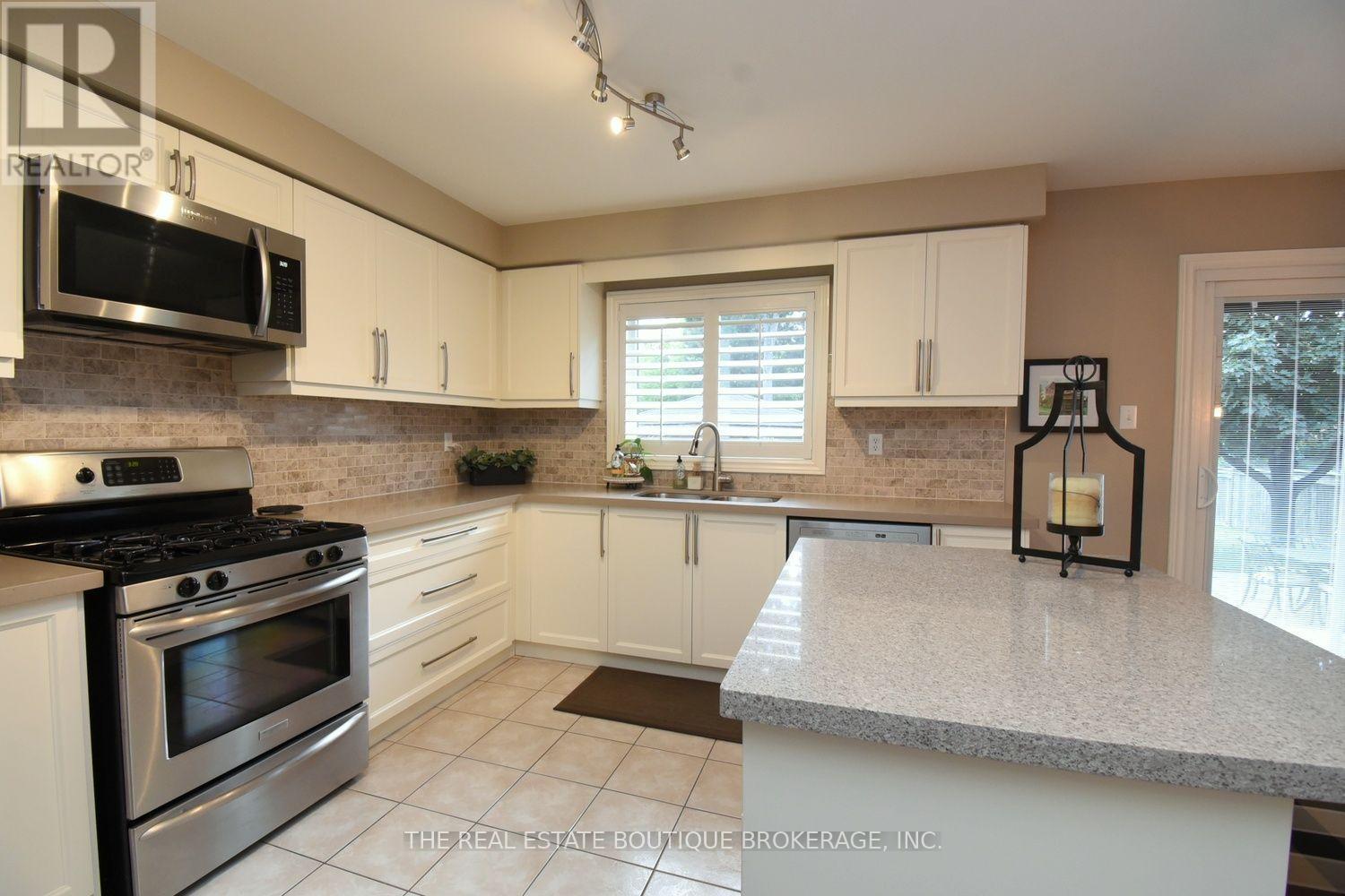 470 Amanda Crescent, Burlington, Ontario  L7L 6H5 - Photo 11 - W13688292