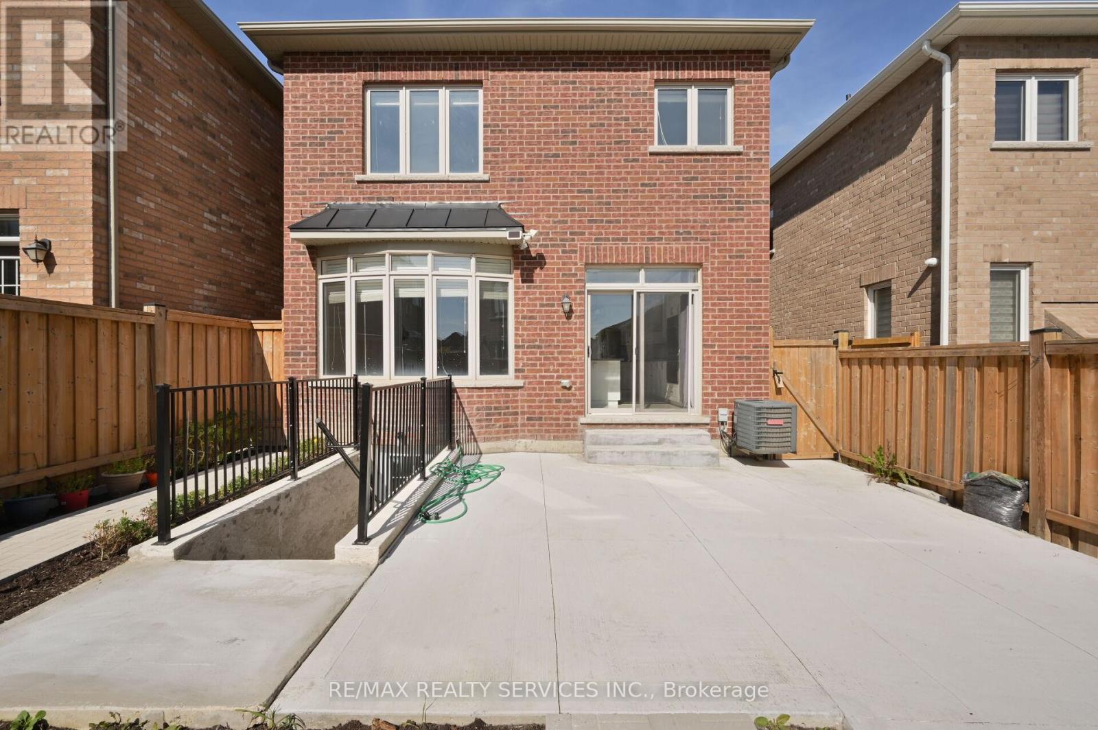21 Exhibition Crescent, Brampton, Ontario  L7A 4B9 - Photo 2 - W13688300
