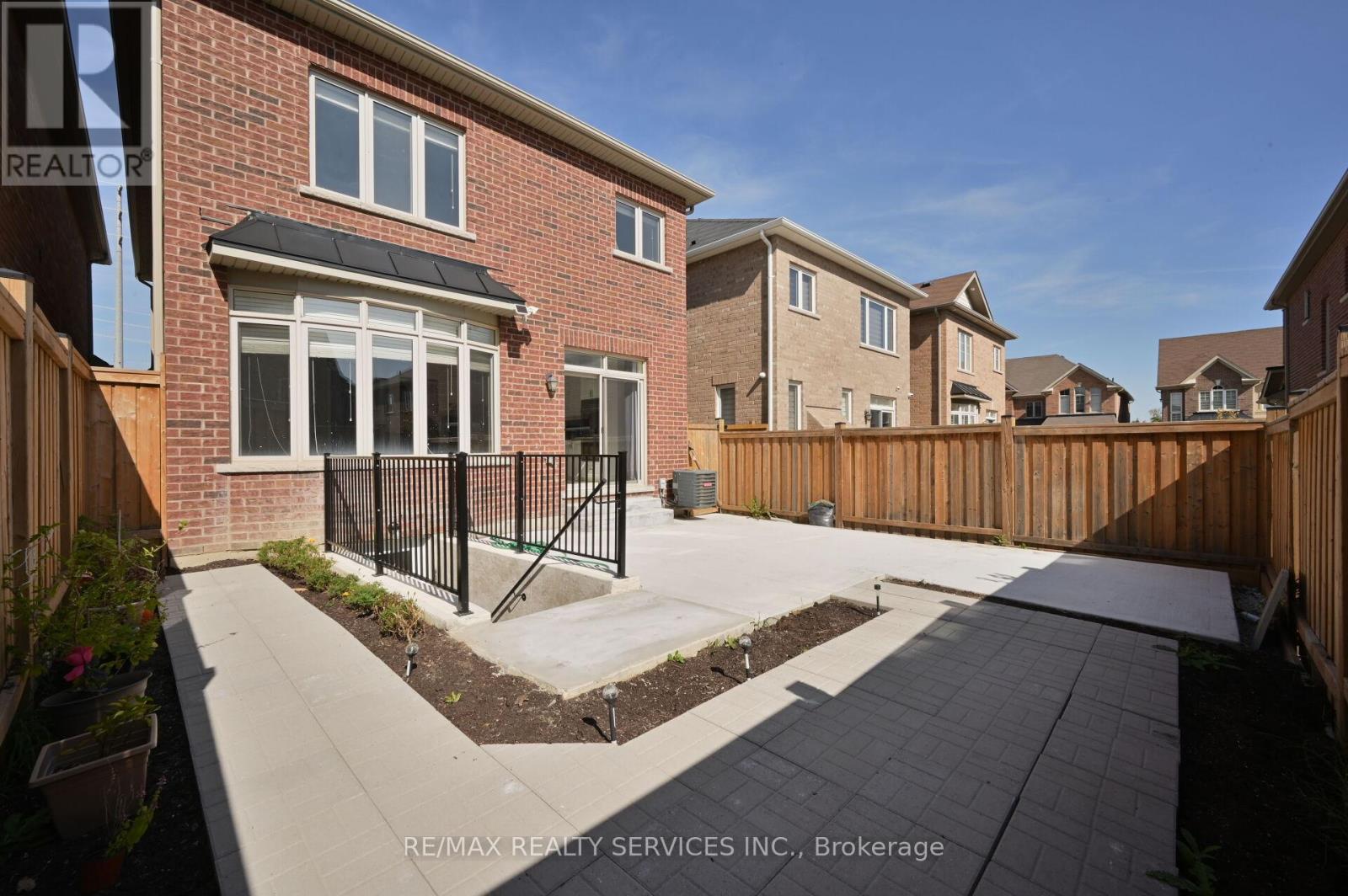 21 Exhibition Crescent, Brampton, Ontario  L7A 4B9 - Photo 3 - W13688300