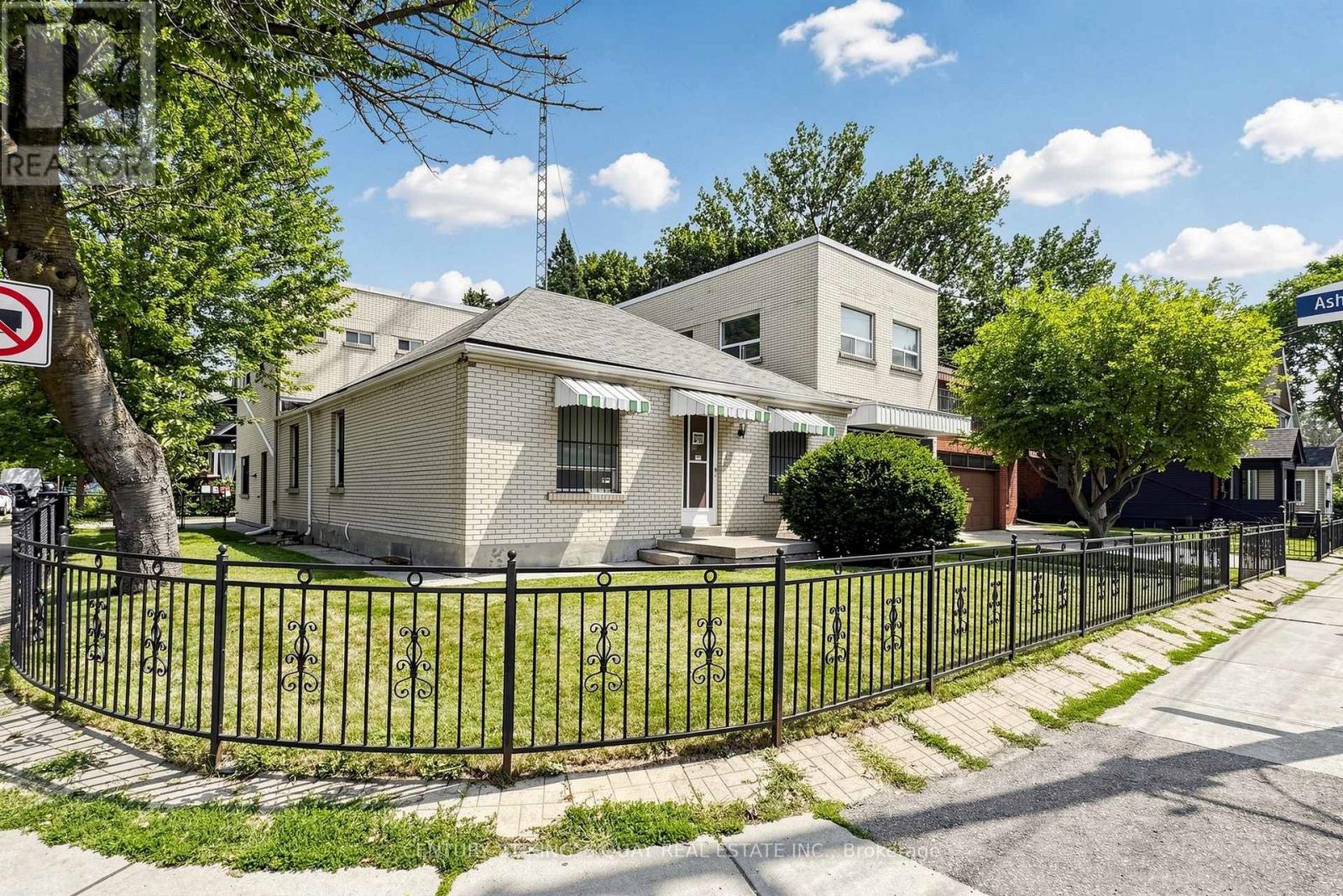 41 Coxwell Avenue, Toronto, Ontario M4L 3A9 - Photo 2 - E13687010