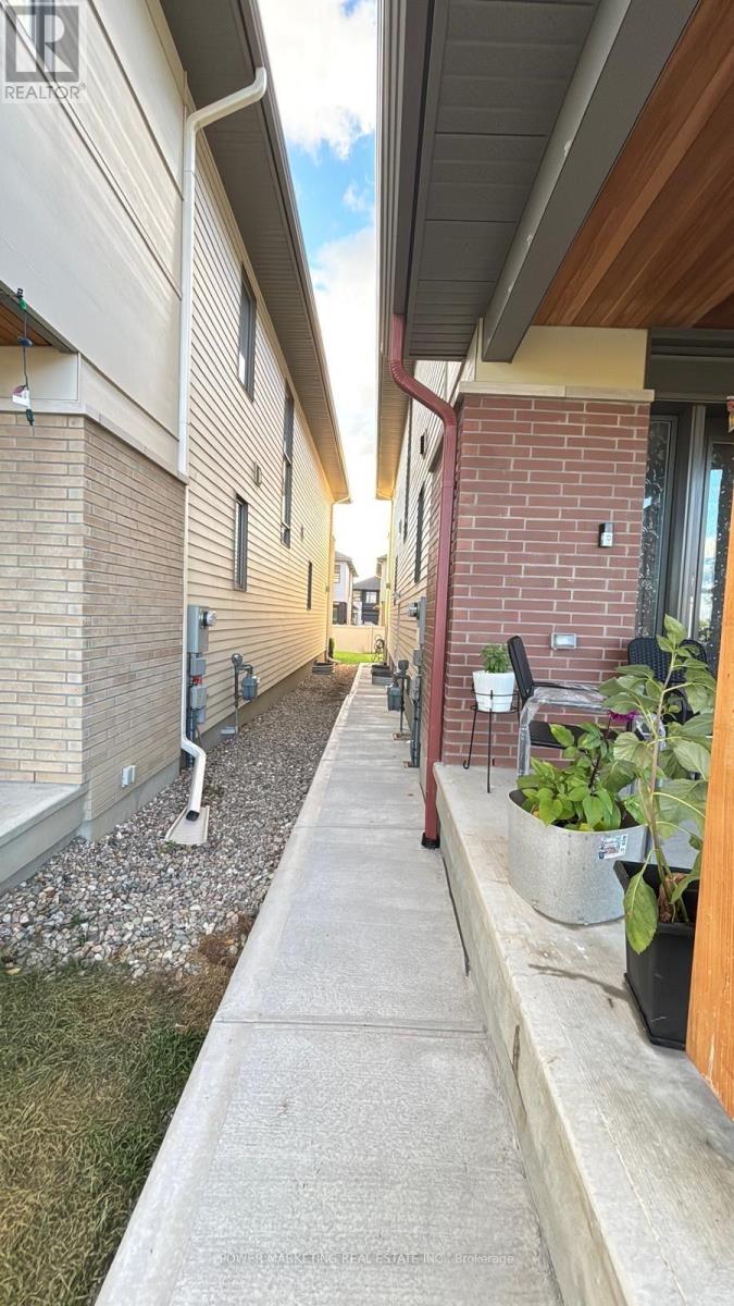 B - 159 Rockmelon Street, Ottawa, Ontario  K1X 0K6 - Photo 3 - X13687984
