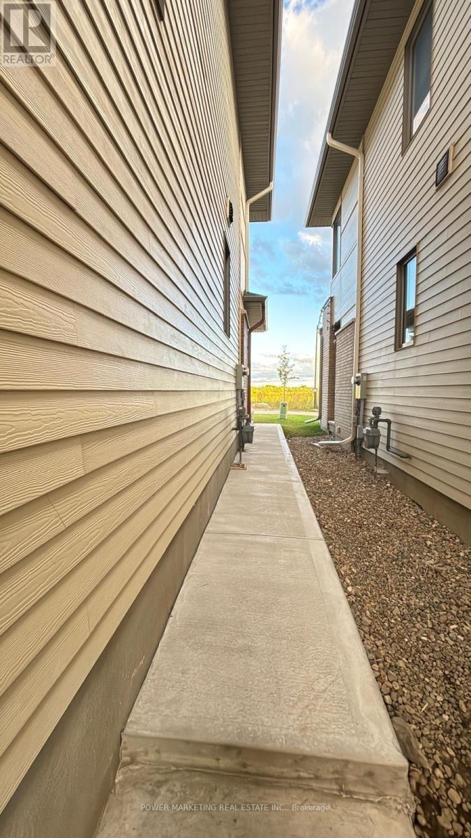 B - 159 Rockmelon Street, Ottawa, Ontario  K1X 0K6 - Photo 4 - X13687984