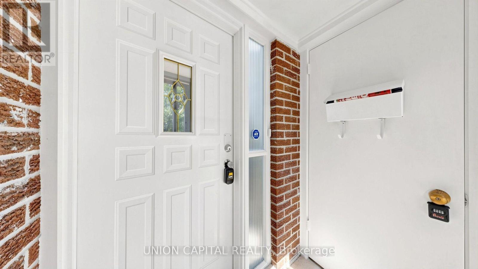 6 Windy Golf Way, Toronto, Ontario M3C 3A7 - Photo 4 - C13688406