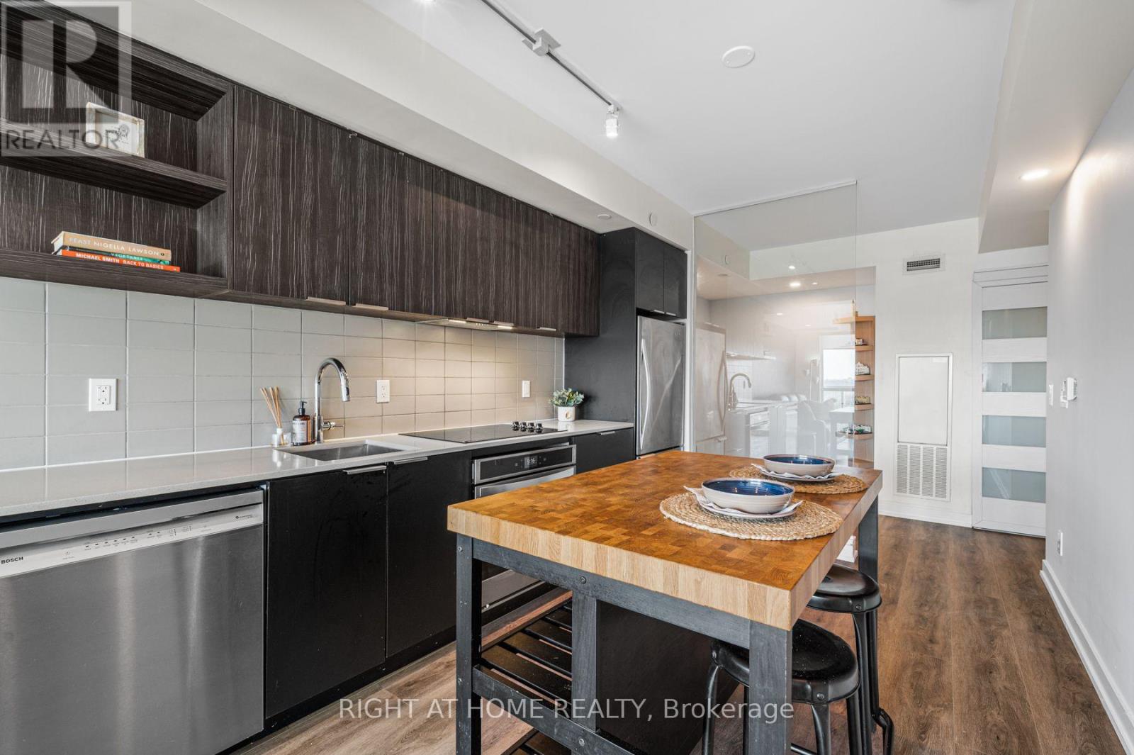 1405 - 6 Sonic Way, Toronto, Ontario  M3C 0P1 - Photo 3 - C13688496