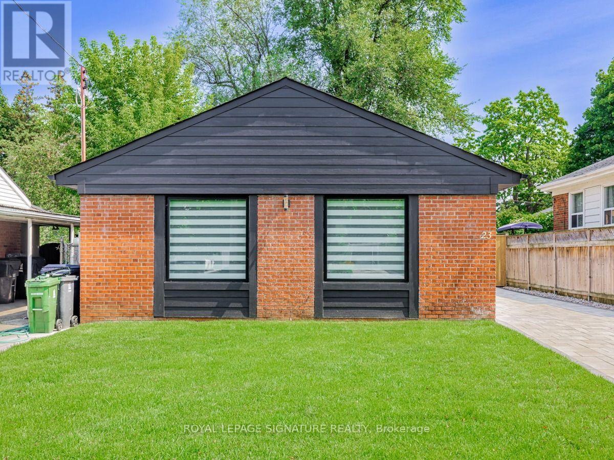 <div class="slider-price">$799,000</div><p>23 Denham Road, Toronto, Ontario</p>