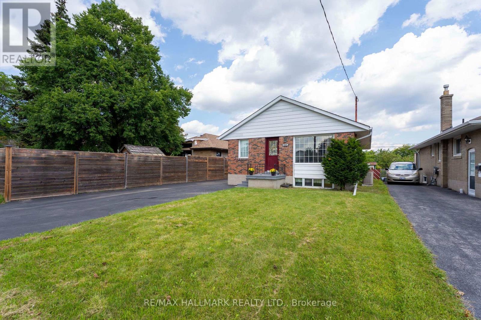 <div class="slider-price">$935,000</div><p>1557 Pharmacy Avenue, Toronto, Ontario</p>