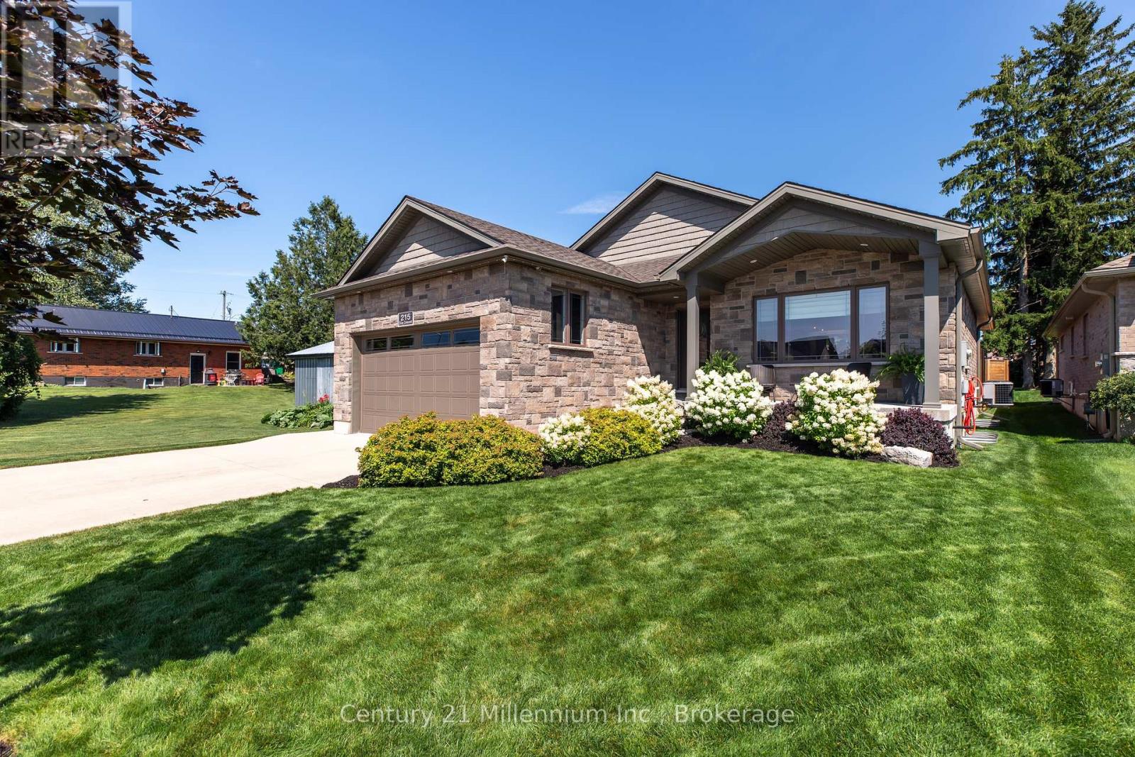 215 Djay Crescent, West Grey, Ontario  N0G 1R0 - Photo 2 - X13688478