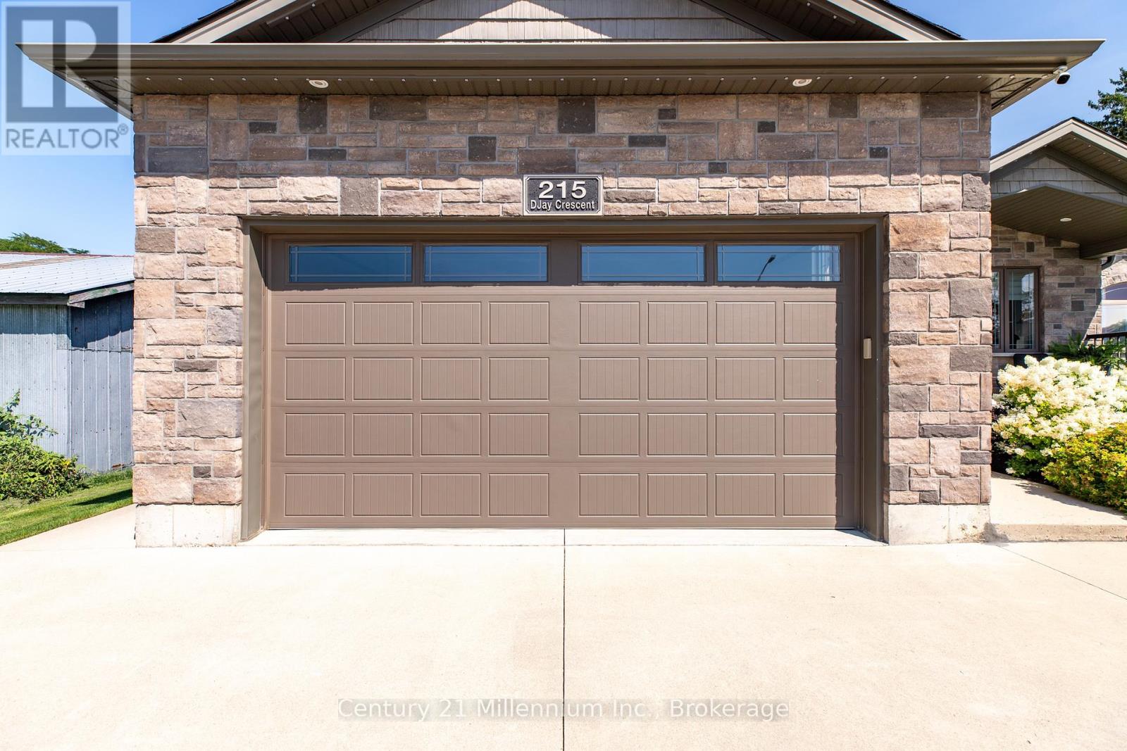 215 Djay Crescent, West Grey, Ontario  N0G 1R0 - Photo 3 - X13688478