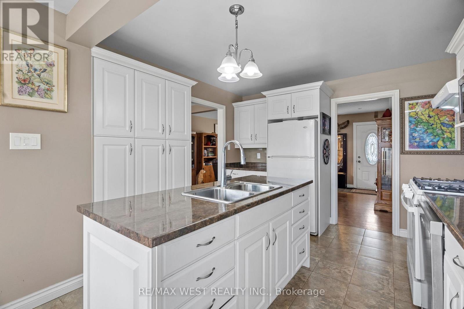 96 Langford Drive, Lucan Biddulph, Ontario  N0M 2J0 - Photo 5 - X13688596