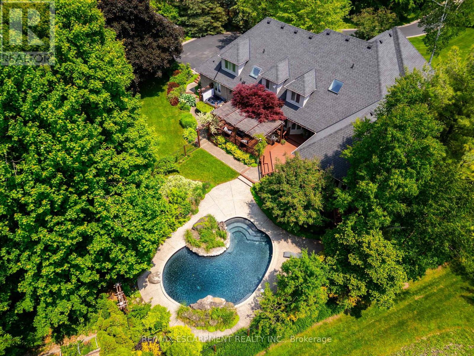 27 BLACKBERRY PLACE, Hamilton, Ontario