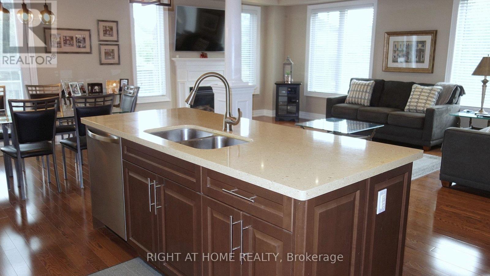 17 Bond Crescent, Richmond Hill, Ontario  L4E 3K2 - Photo 9 - N13685208