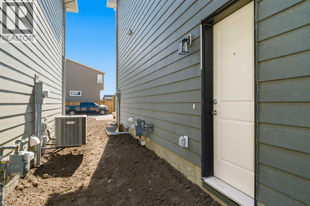 131 Royston Way NW, Calgary, Alberta  T3L 0N7 - Photo 37 - A2332838