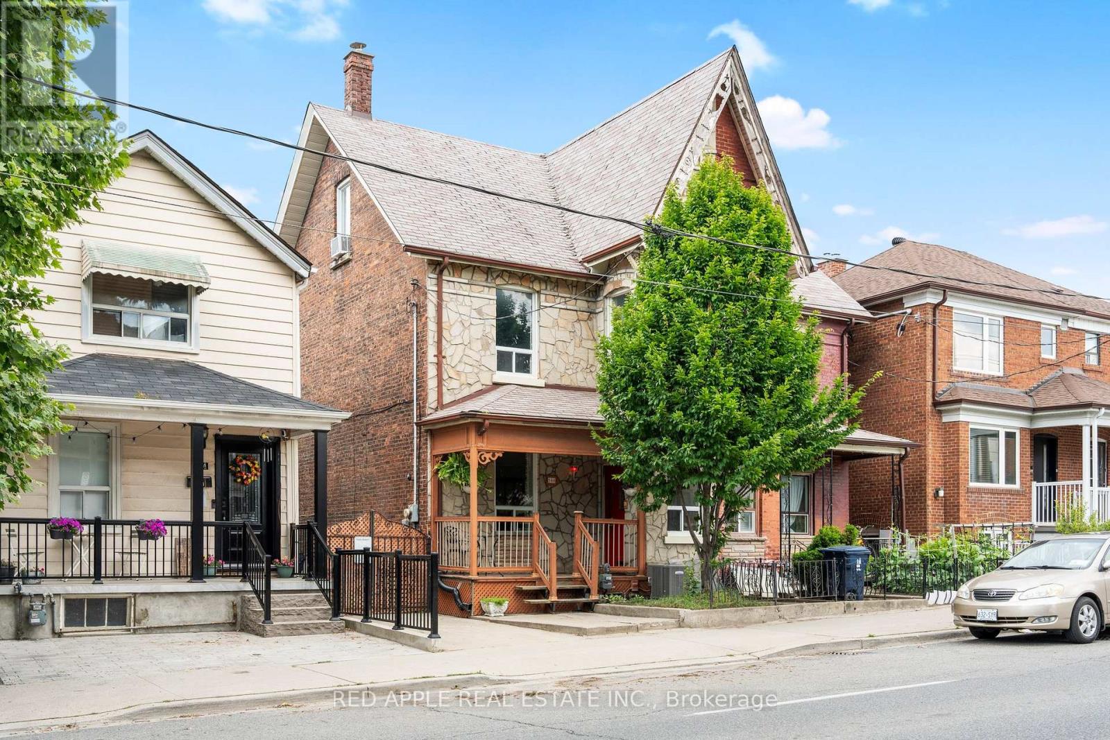 <div class="slider-price">$1,099,000</div><p>546 Dufferin Street, Toronto, Ontario</p>