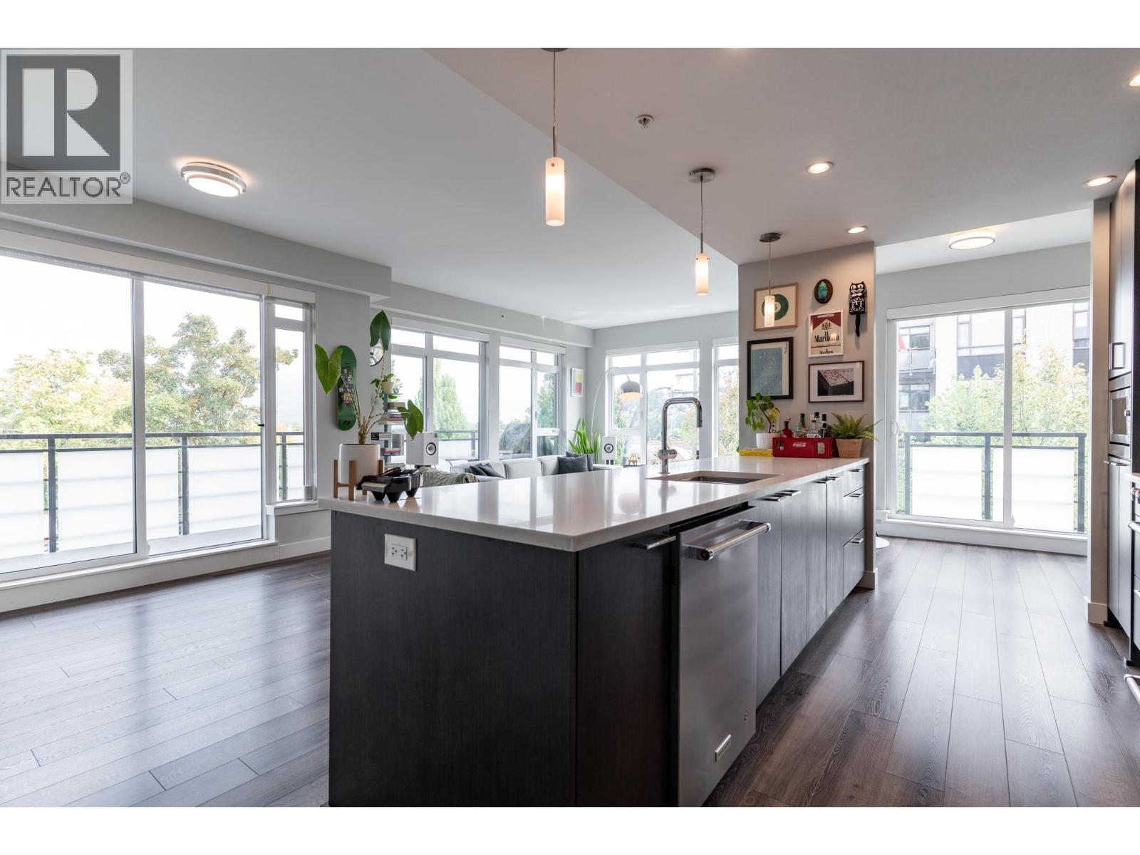 301 4289 Hastings Street, Burnaby, British Columbia  V5C 0K9 - Photo 2 - R3156336
