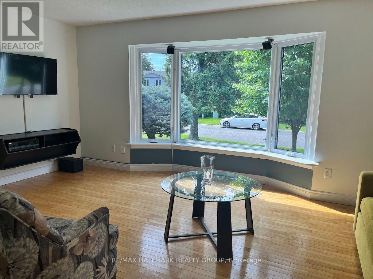 279 Pintail Terrace, Ottawa, Ontario  K1E 1Z9 - Photo 3 - X13688986
