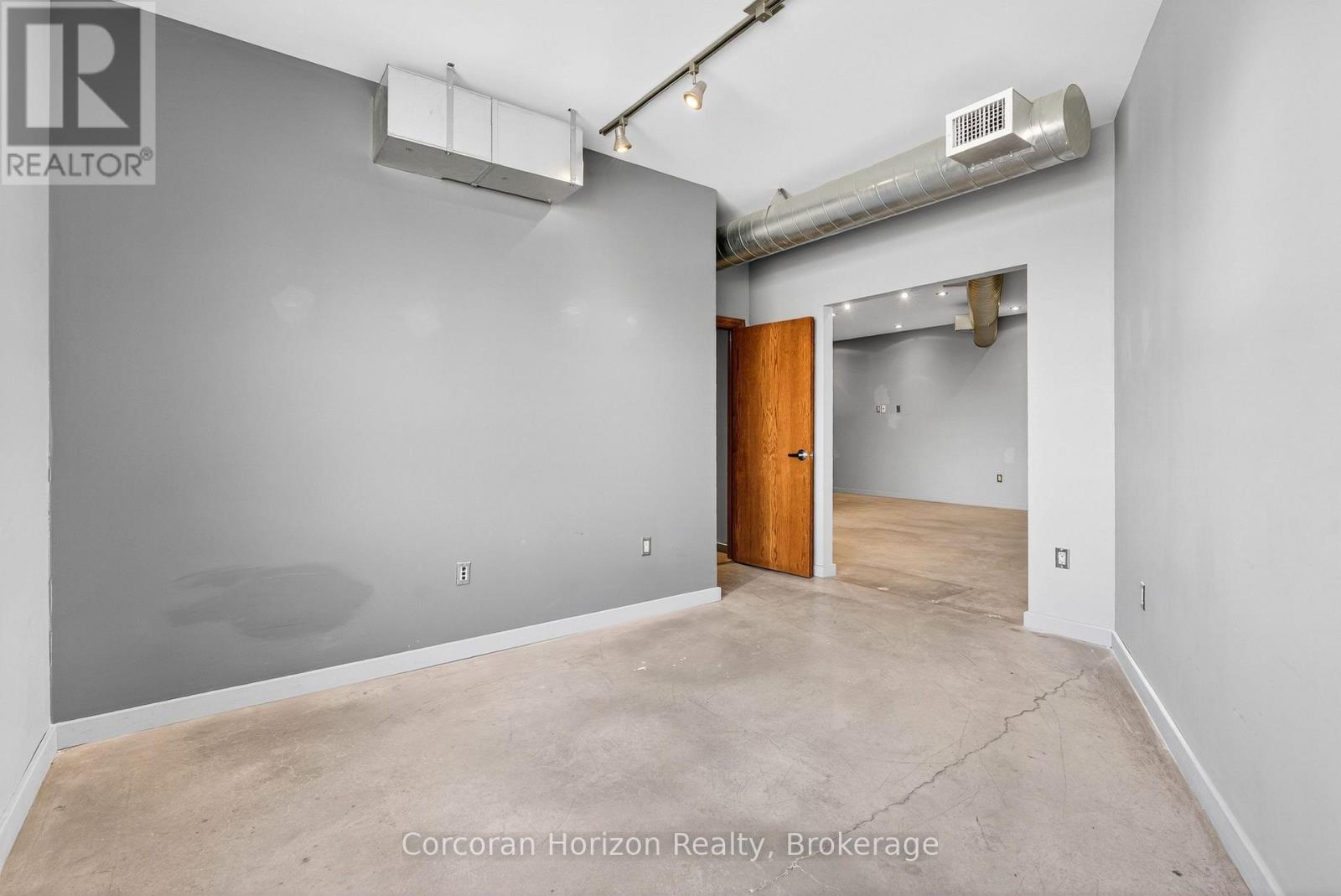 Upper Floor Units - 435 York Boulevard, Hamilton, Ontario  L8R 3K3 - Photo 11 - X13688904