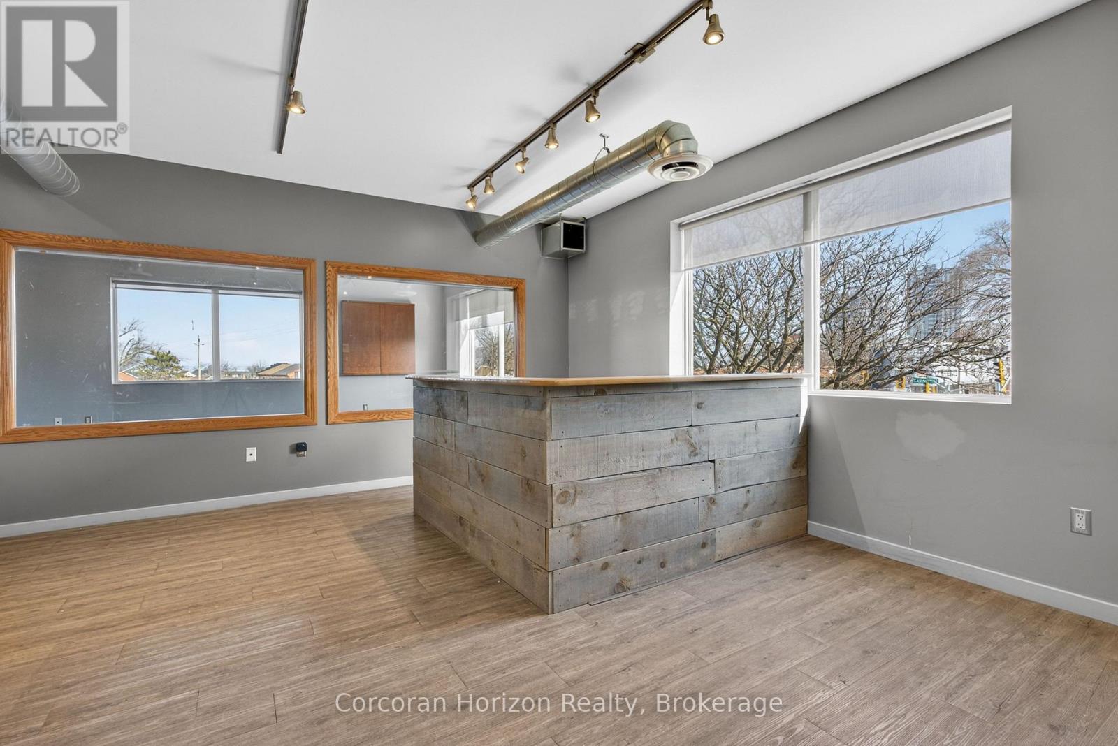 Upper Floor Units - 435 York Boulevard, Hamilton, Ontario  L8R 3K3 - Photo 5 - X13688904