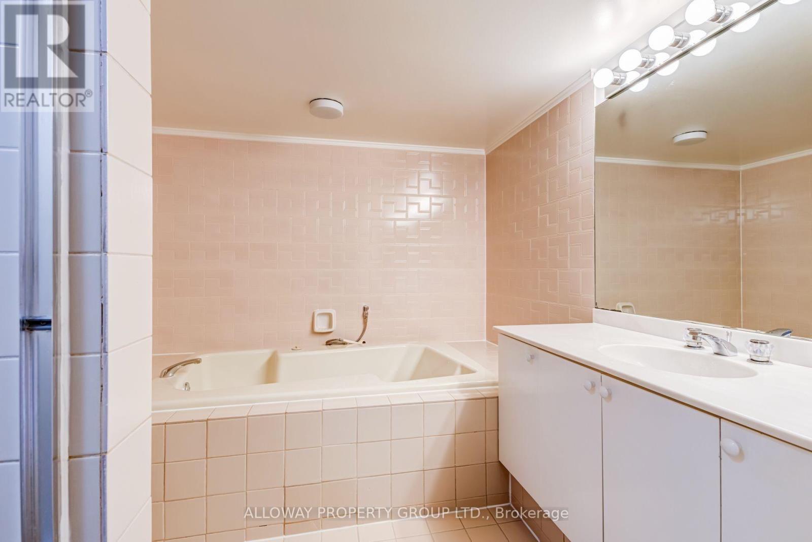 1305 - 1166 Bay Street, Toronto, Ontario  M5S 2X8 - Photo 19 - C13688776