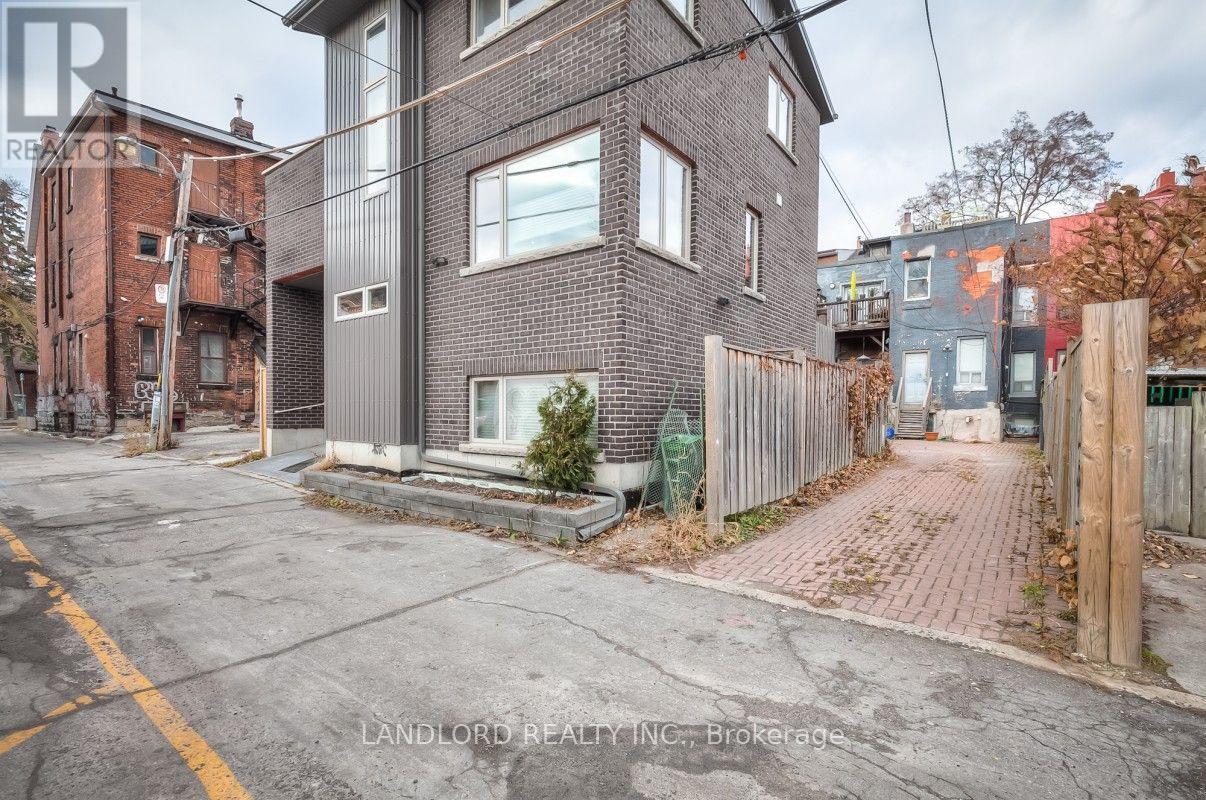 2 - 37 Grange Avenue, Toronto, Ontario  M5T 1C6 - Photo 16 - C13688970