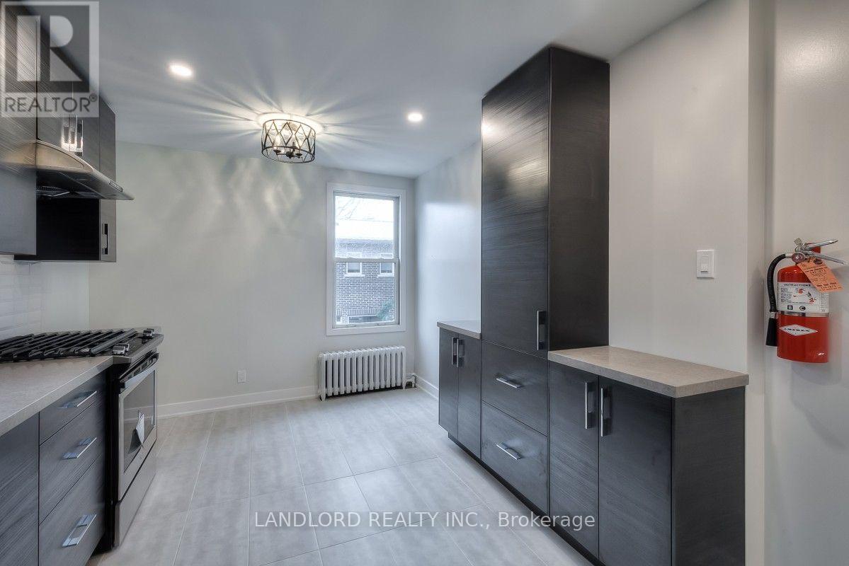 2 - 37 Grange Avenue, Toronto, Ontario  M5T 1C6 - Photo 2 - C13688970