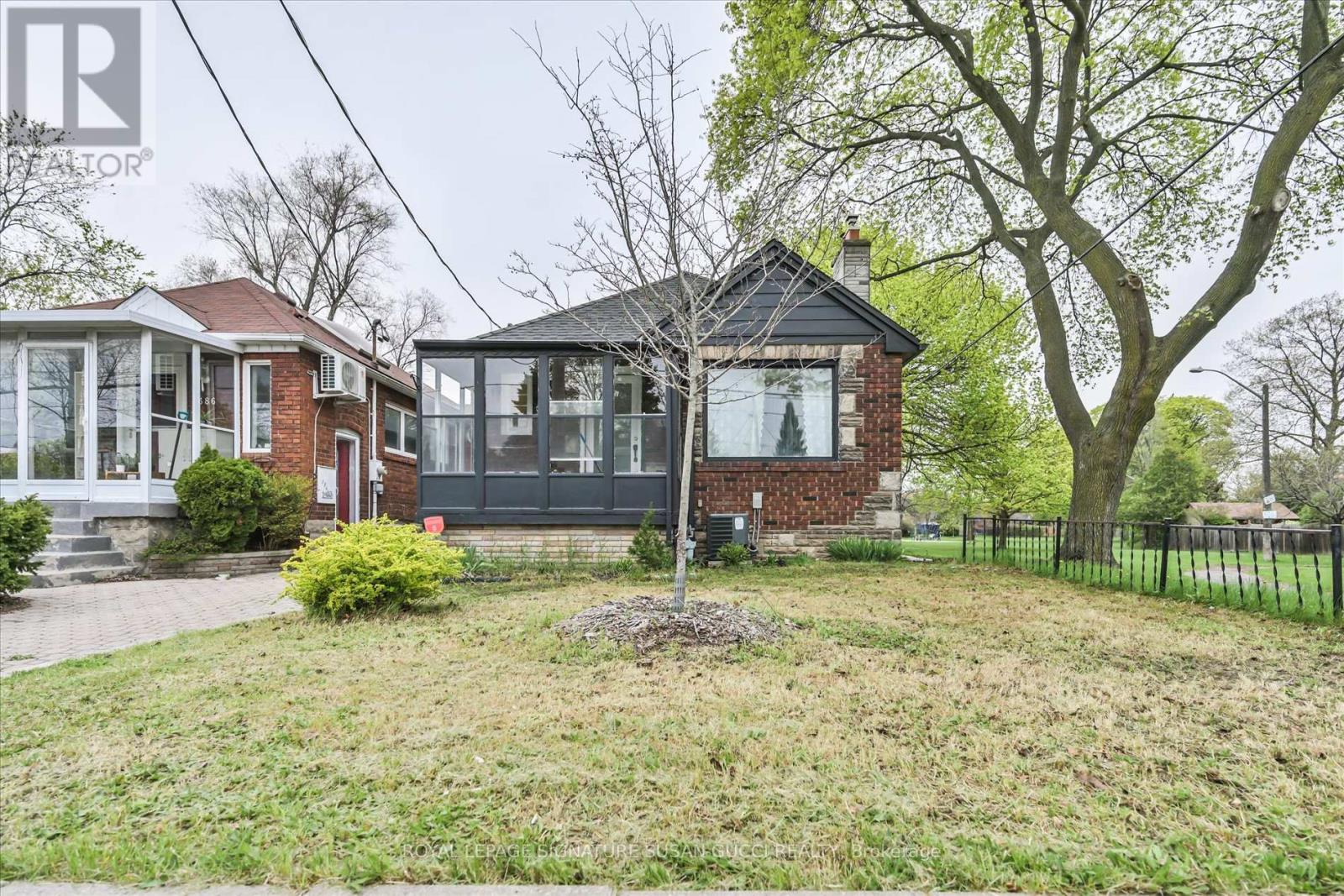 <div class="slider-price">$799,000</div><p>388 O'connor Drive, Toronto, Ontario</p>
