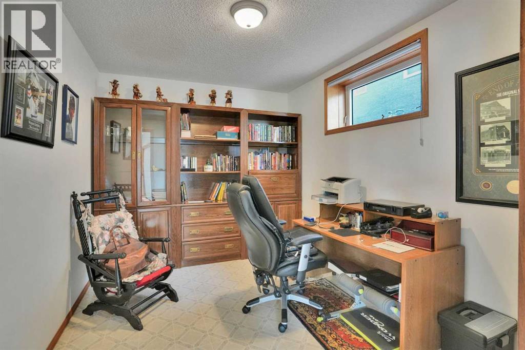 82 Valley Ridge Point Nw, Calgary, Alberta  T3B 5A7 - Photo 33 - A2309791