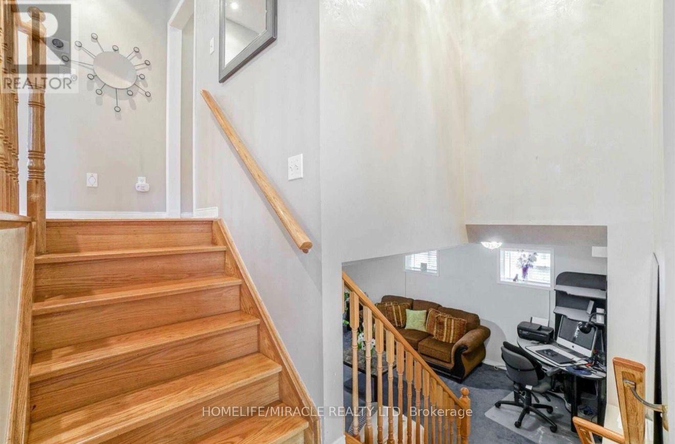 216 Van Scott Drive, Brampton, Ontario  L7A 1V9 - Photo 5 - W13688746
