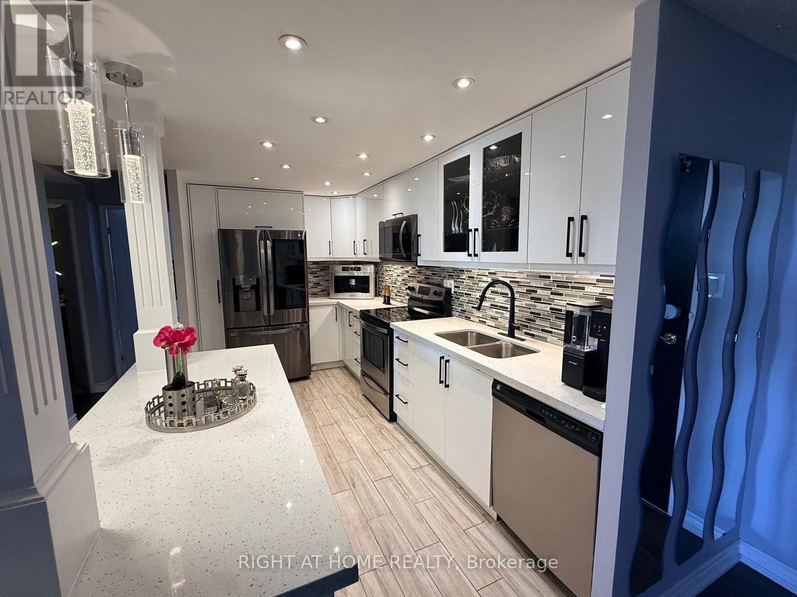 1102 - 820 Burnhamthorpe Road, Toronto, Ontario  M9C 4W2 - Photo 4 - W13688802