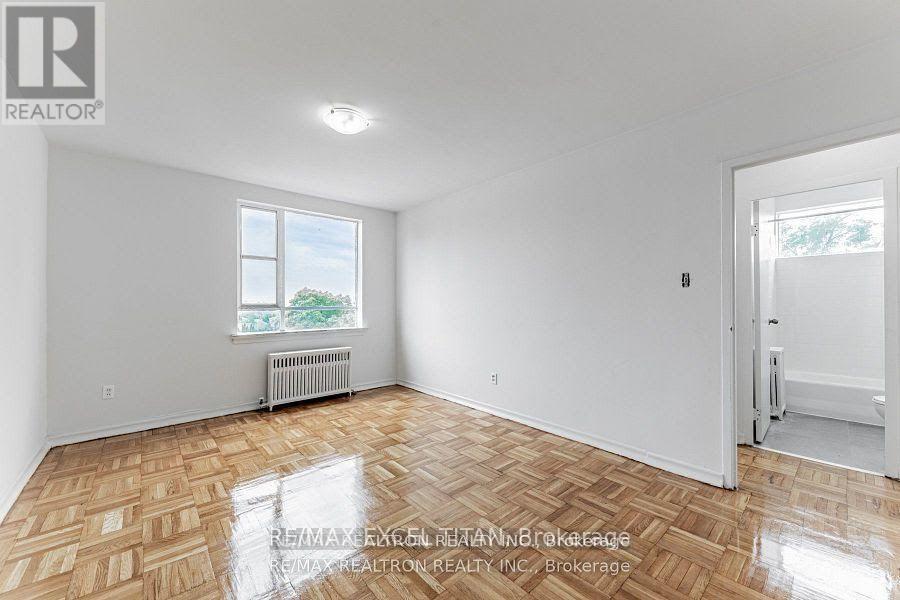 G4 - 2515 Eglinton Avenue W, Toronto, Ontario  M6M 1T2 - Photo 5 - W13688820