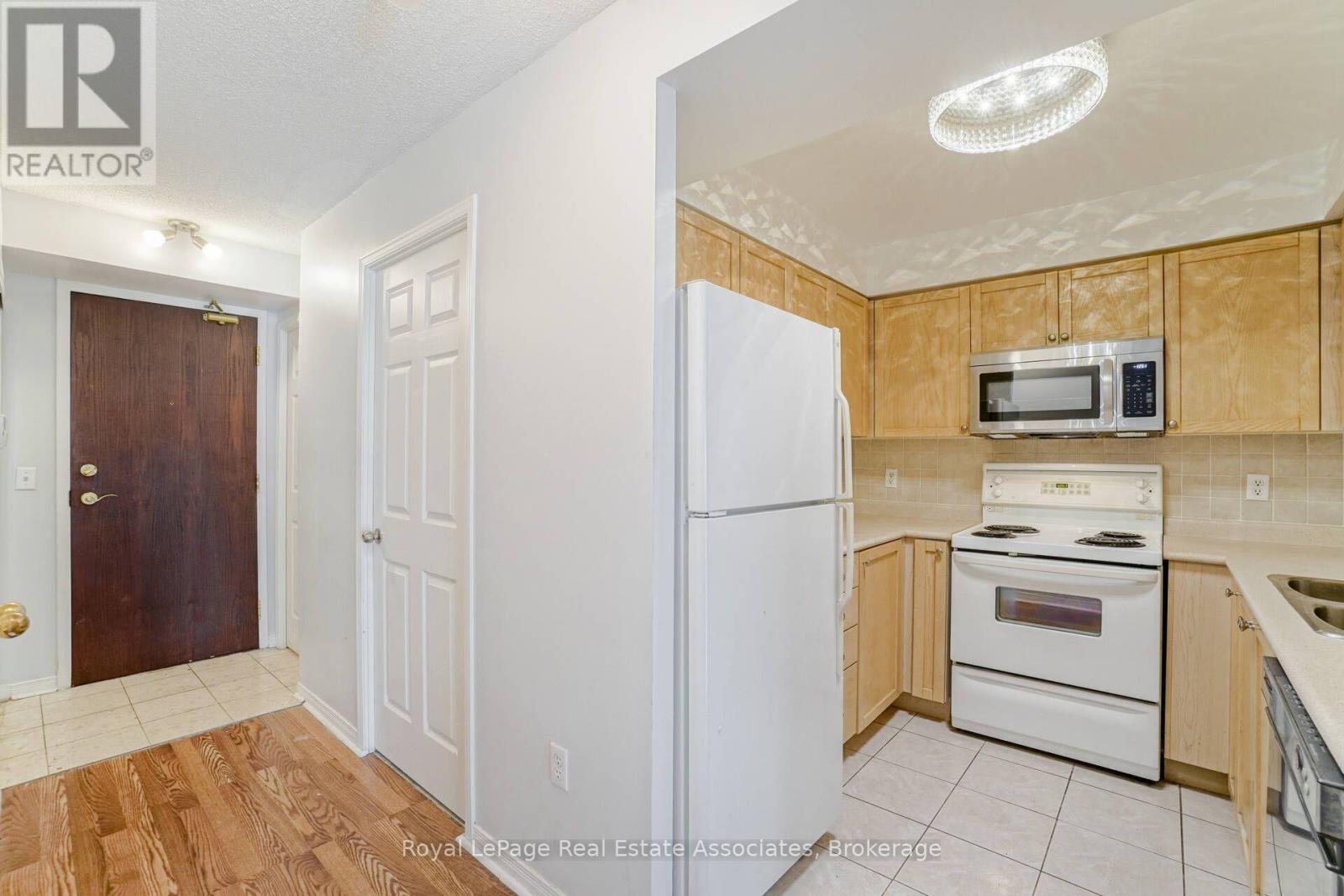 306 - 11 Michael Power Place, Toronto, Ontario M9A 5G3 - Photo 8 - W13688824