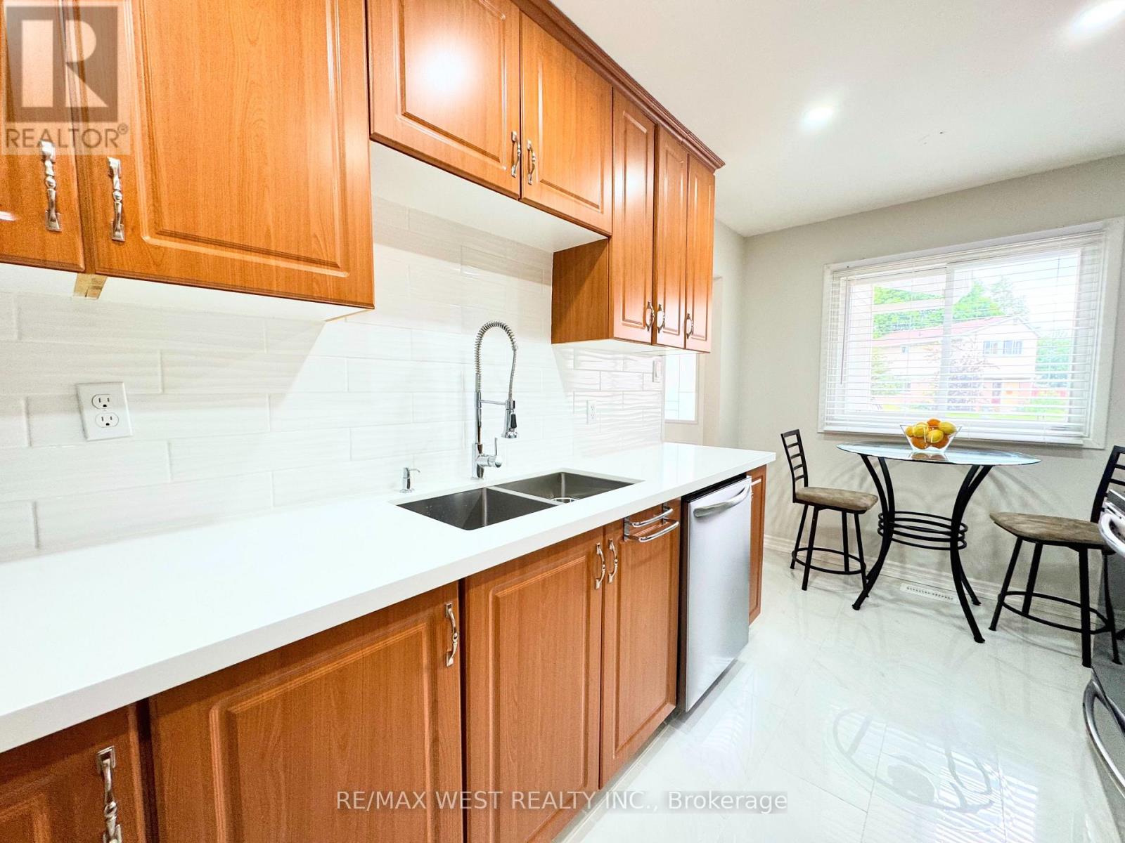 10 Hardcastle Court, Brampton, Ontario  L6S 2B3 - Photo 10 - W13688898