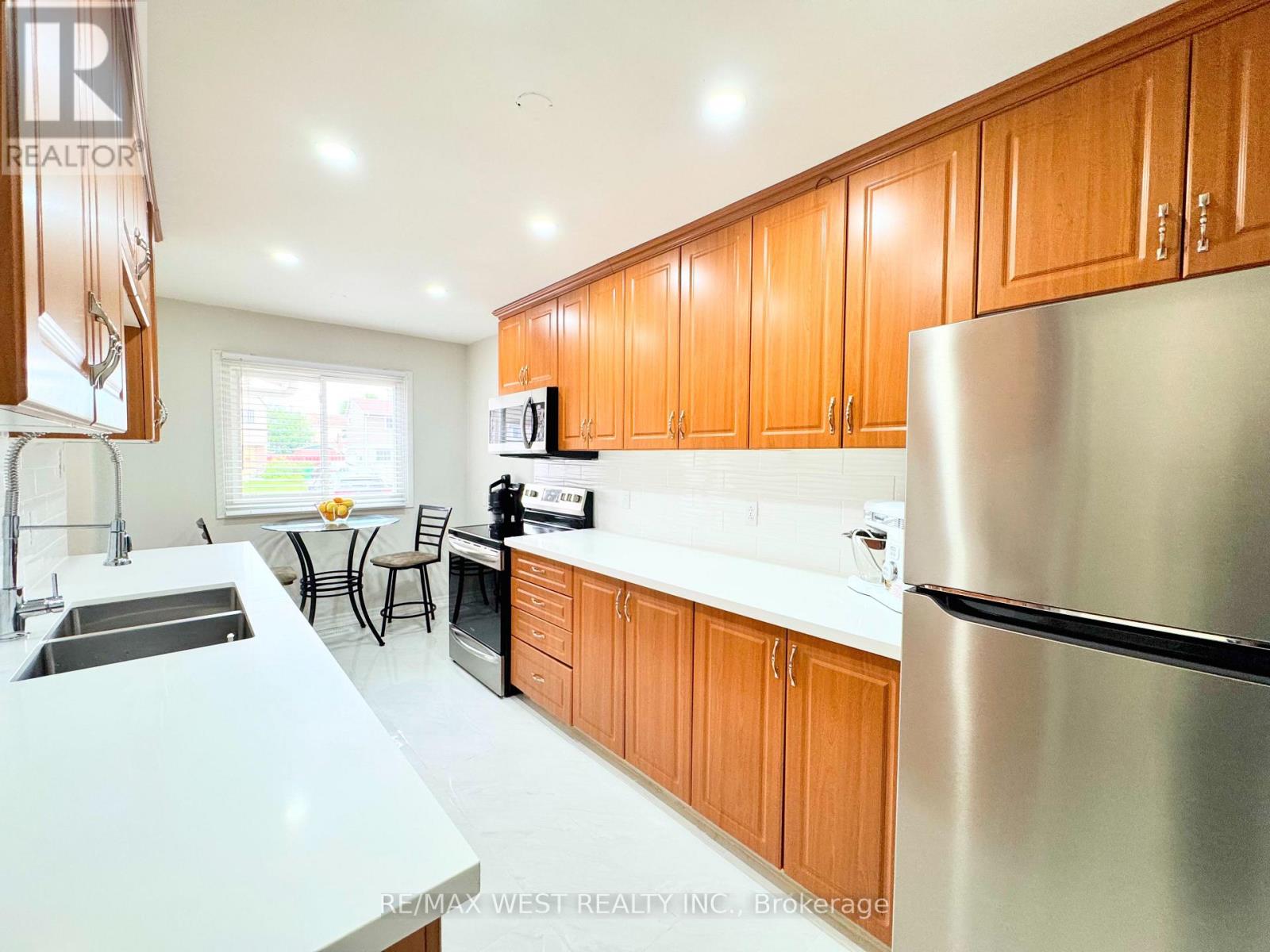 10 Hardcastle Court, Brampton, Ontario  L6S 2B3 - Photo 11 - W13688898