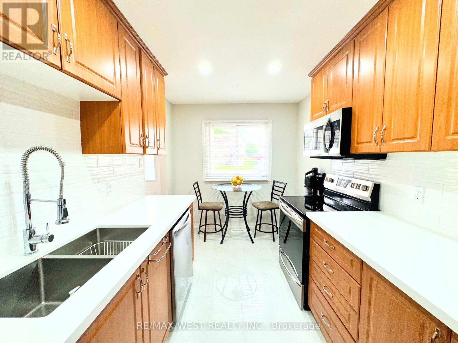 10 Hardcastle Court, Brampton, Ontario  L6S 2B3 - Photo 12 - W13688898