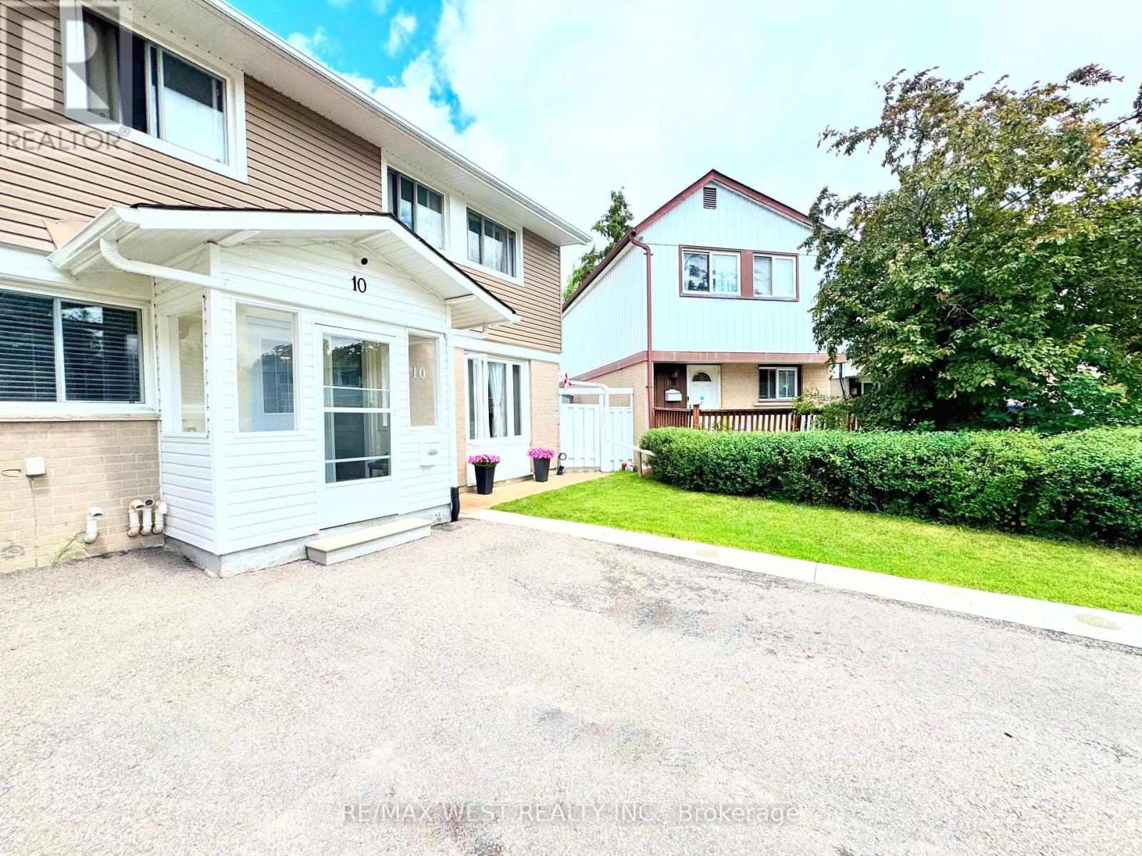 10 Hardcastle Court, Brampton, Ontario  L6S 2B3 - Photo 2 - W13688898