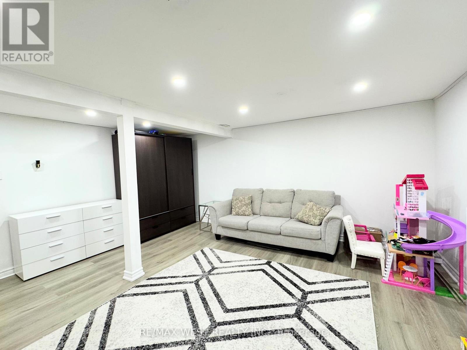 10 Hardcastle Court, Brampton, Ontario  L6S 2B3 - Photo 23 - W13688898