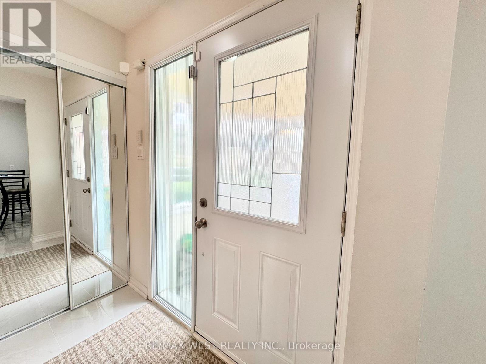 10 Hardcastle Court, Brampton, Ontario  L6S 2B3 - Photo 3 - W13688898