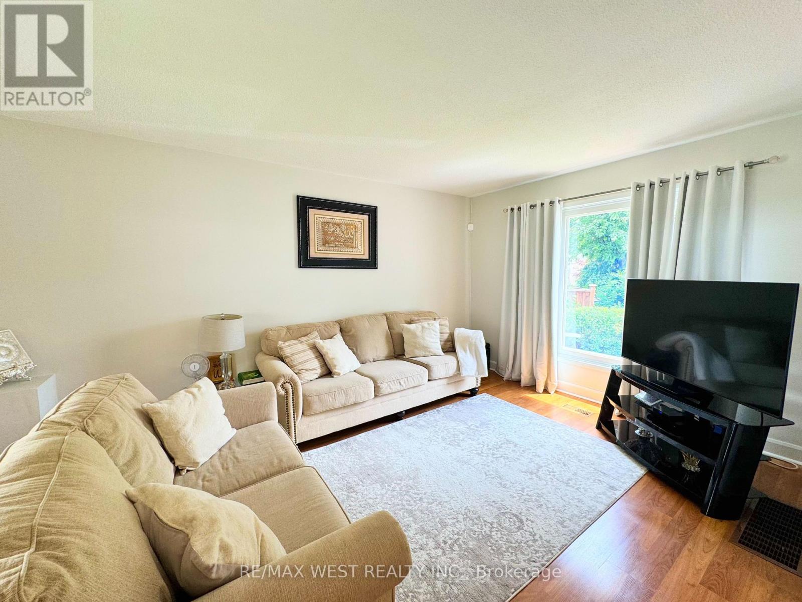 10 Hardcastle Court, Brampton, Ontario  L6S 2B3 - Photo 4 - W13688898