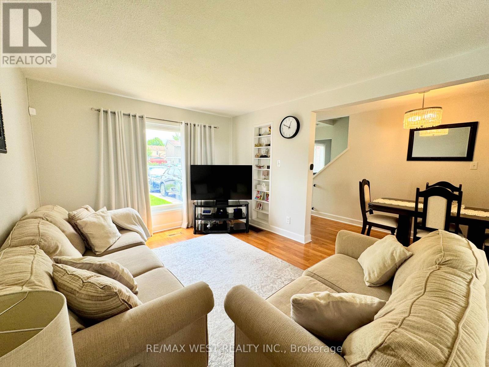 10 Hardcastle Court, Brampton, Ontario  L6S 2B3 - Photo 5 - W13688898