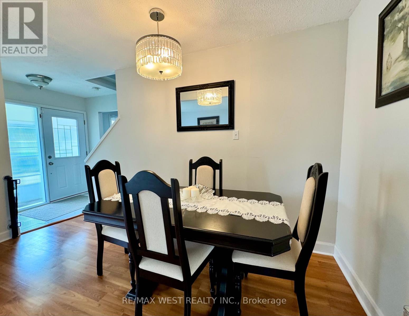 10 Hardcastle Court, Brampton, Ontario  L6S 2B3 - Photo 7 - W13688898
