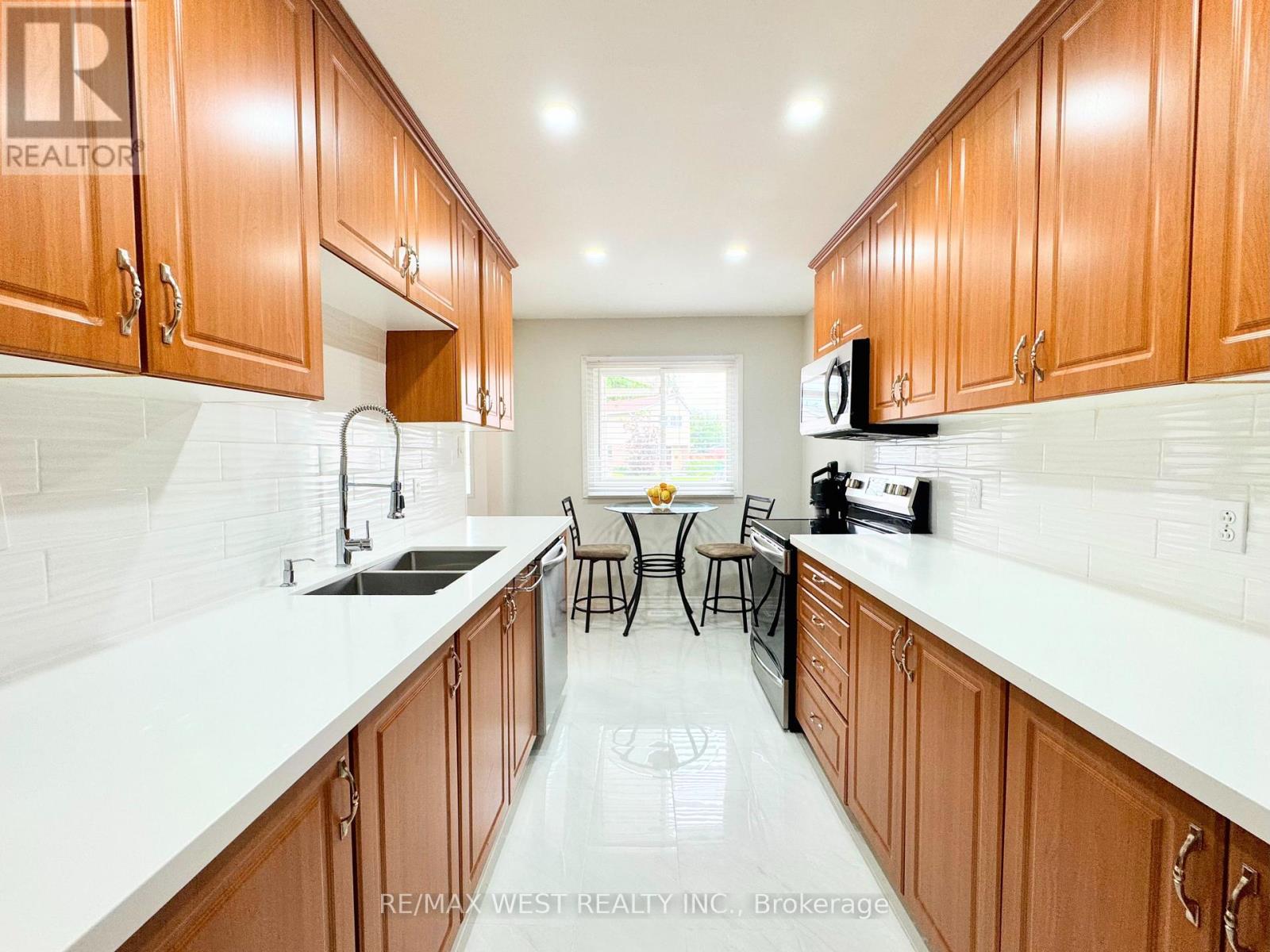 10 Hardcastle Court, Brampton, Ontario  L6S 2B3 - Photo 9 - W13688898