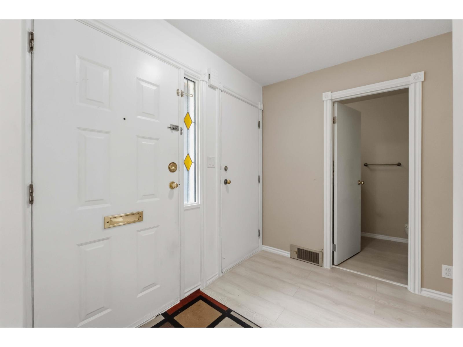 2 10094 154 Street, Surrey, British Columbia  V3R 4J6 - Photo 2 - R3156538