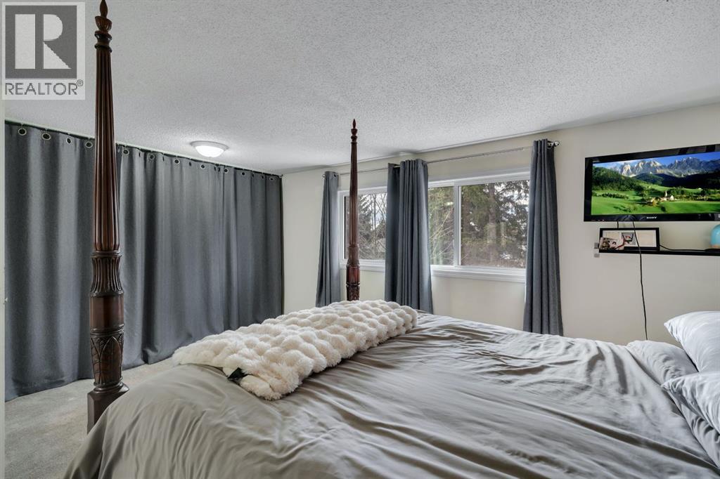 174 Woodmont Terrace SW, Calgary, Alberta T2W 4Z4 - Photo 16 - A2338075