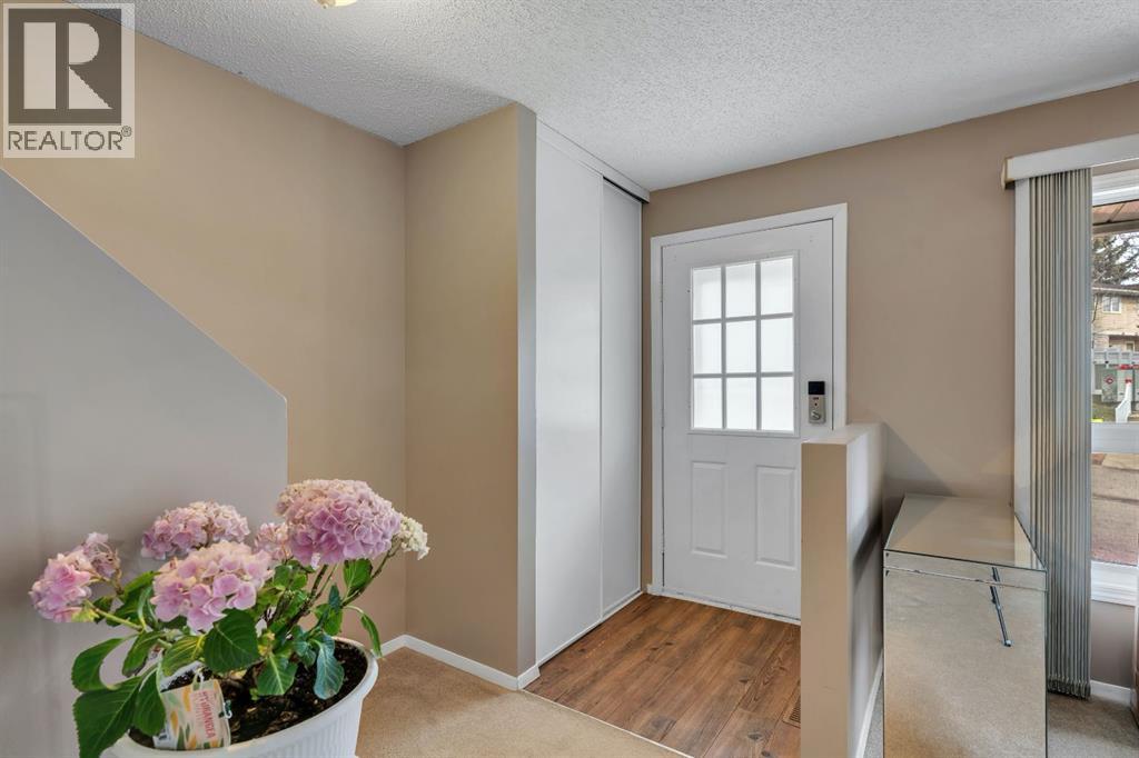 174 Woodmont Terrace SW, Calgary, Alberta T2W 4Z4 - Photo 2 - A2338075