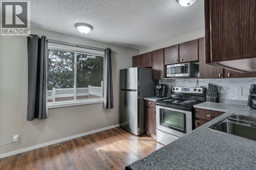 174 Woodmont Terrace SW, Calgary, Alberta T2W 4Z4 - Photo 3 - A2338075