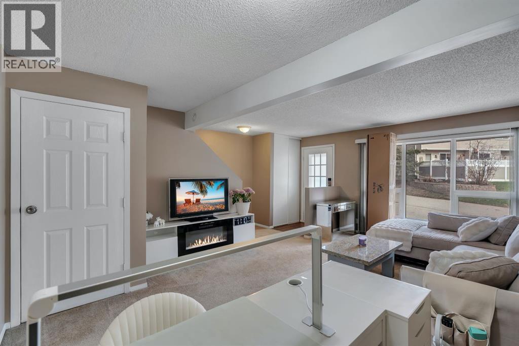 174 Woodmont Terrace SW, Calgary, Alberta T2W 4Z4 - Photo 7 - A2338075